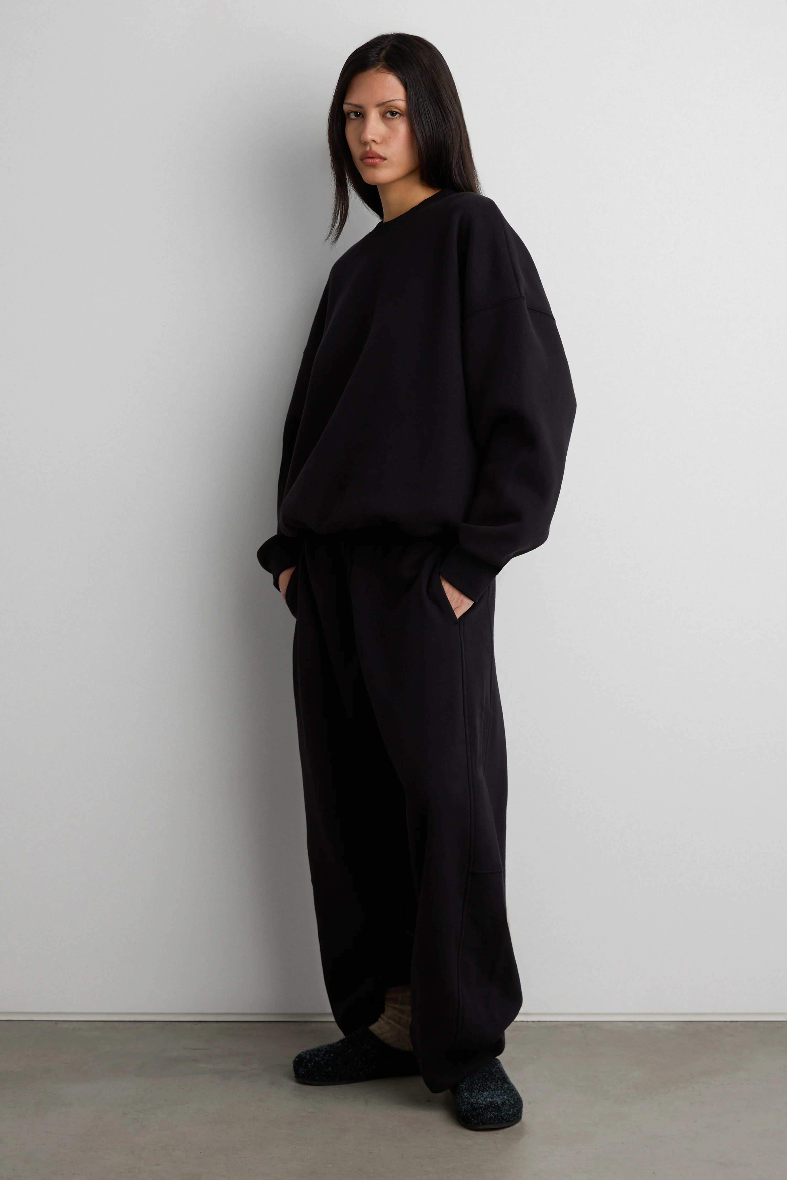 FLEECE STUDIO CREWNECK SWEATSHIRT WITH POCKETS - Image 3
