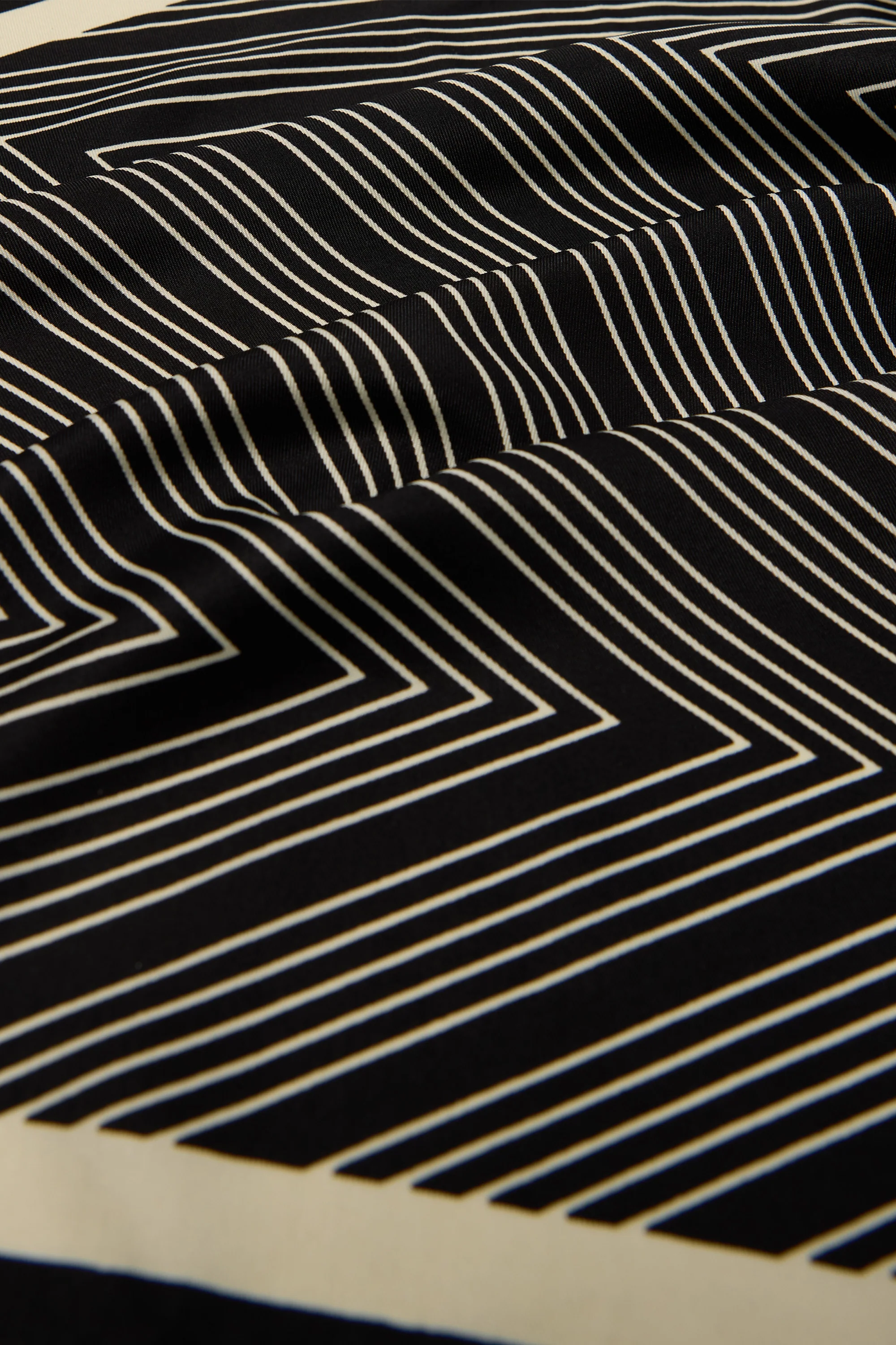 MONOCHROME ZIGZAG SCARF - Image 3