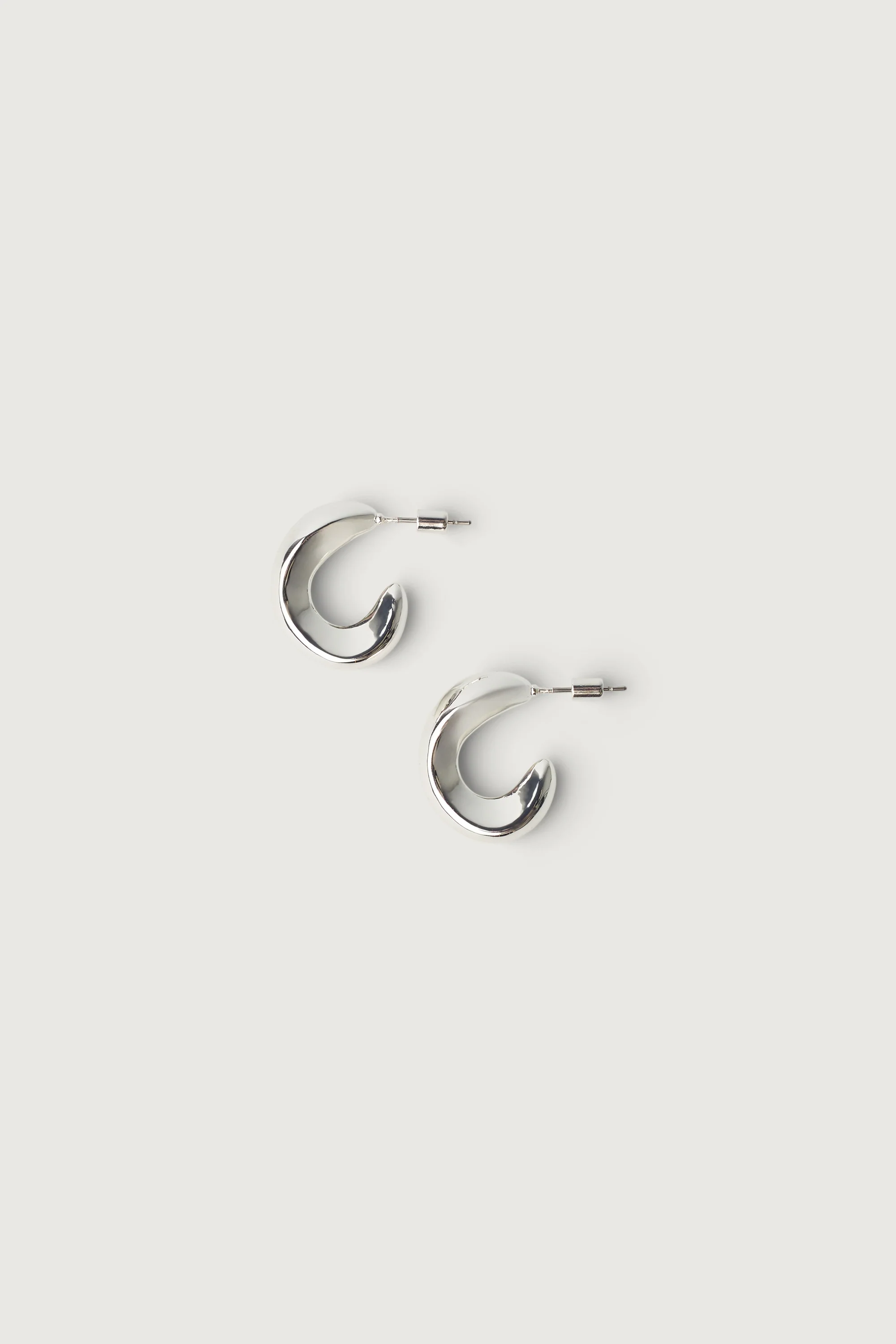 ORGANIC CURVED HOOP EARRINGS - Image 3