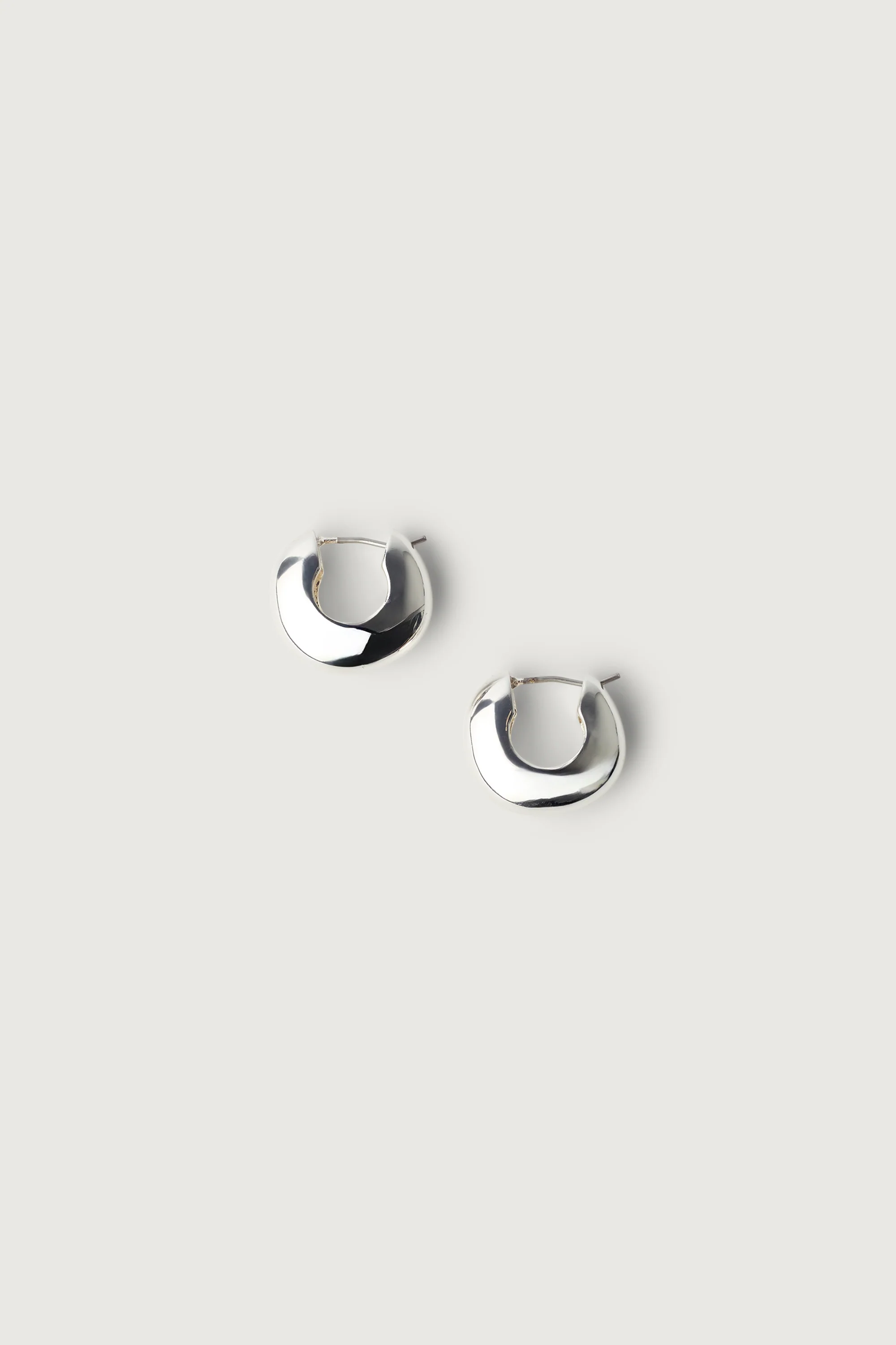 THICK HUGGIE HOOP EARRINGS - Image 3