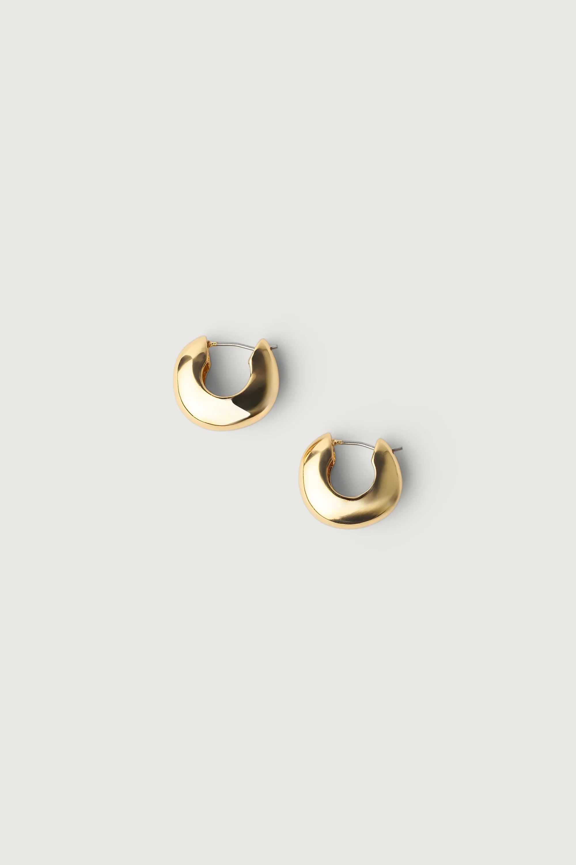 THICK HUGGIE HOOP EARRINGS - Image 4
